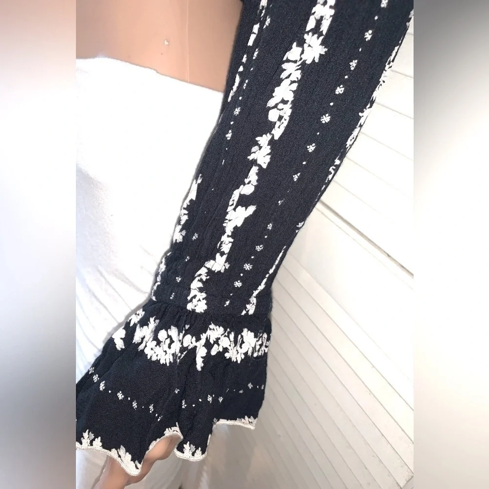 Free People ruffled long sleeve crop blouse Navy Blue and off white Large